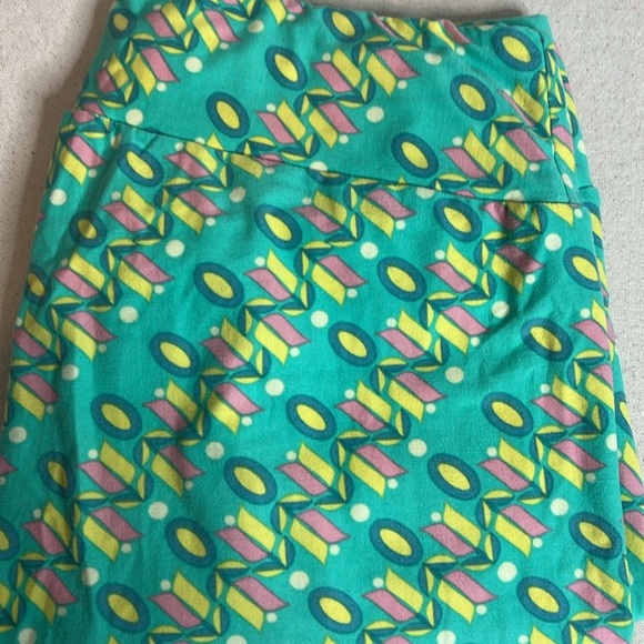 LuLaRoe “Retro Vibes” Tall & Curvy Leggings – Geometric Pastel Print - Picture 5 of 5